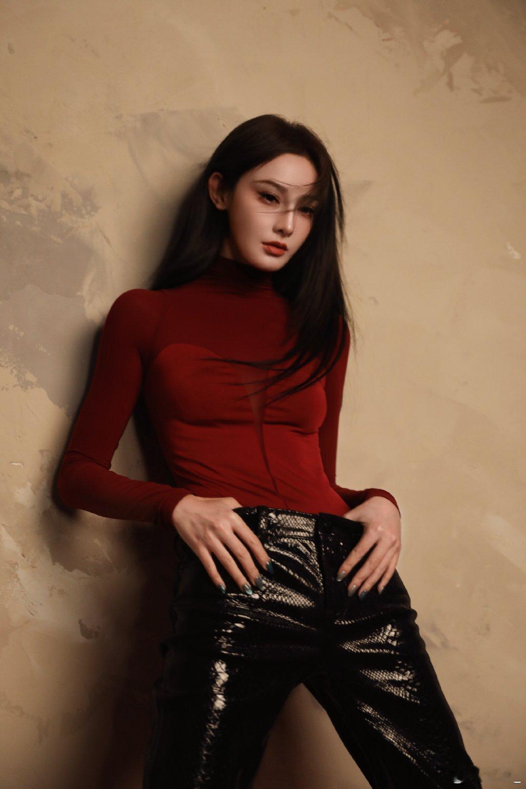 彭小苒这腰这腿这脸彭小苒这状态绝了！明艳大美人名不虚传，脸腰腿完美在线，每一处都