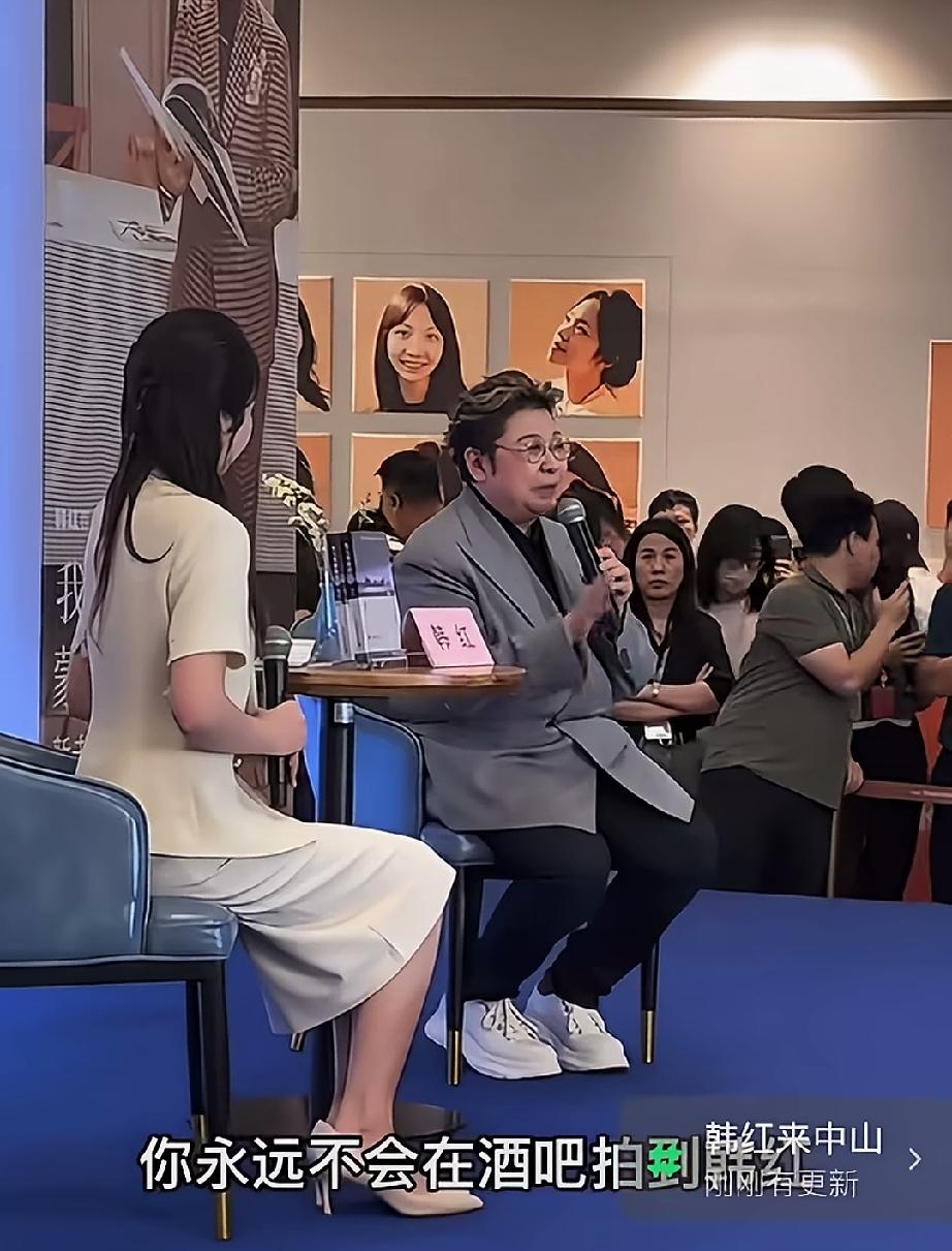 著名的慈善家，活动家，歌唱家韩红老师，生活中是个极度自律的人，滴酒不沾只喝茶，而