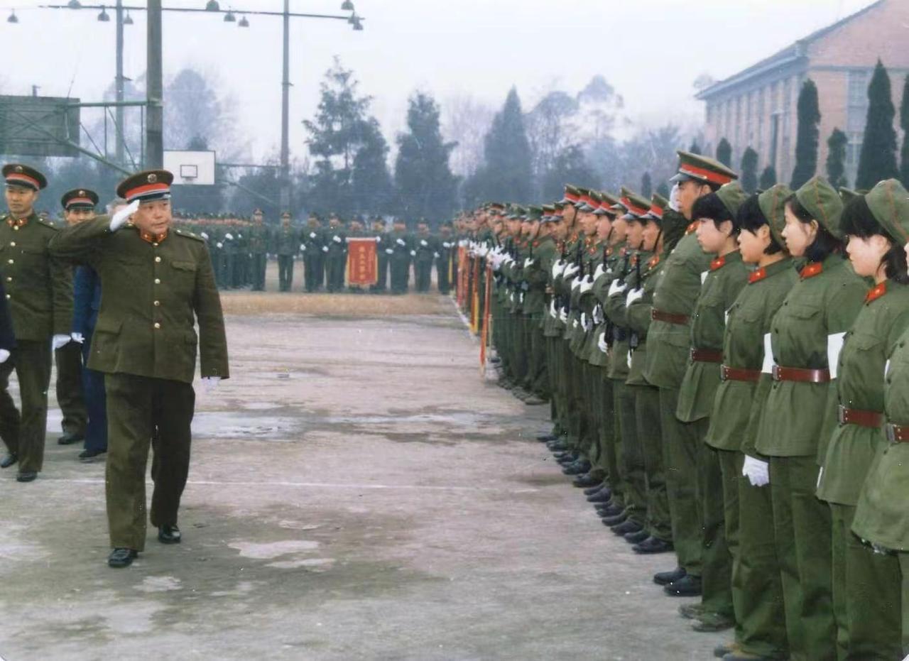 1988年13集团军炮兵旅卫生队全体官兵，接受集团军及炮兵旅首长出征前检阅！