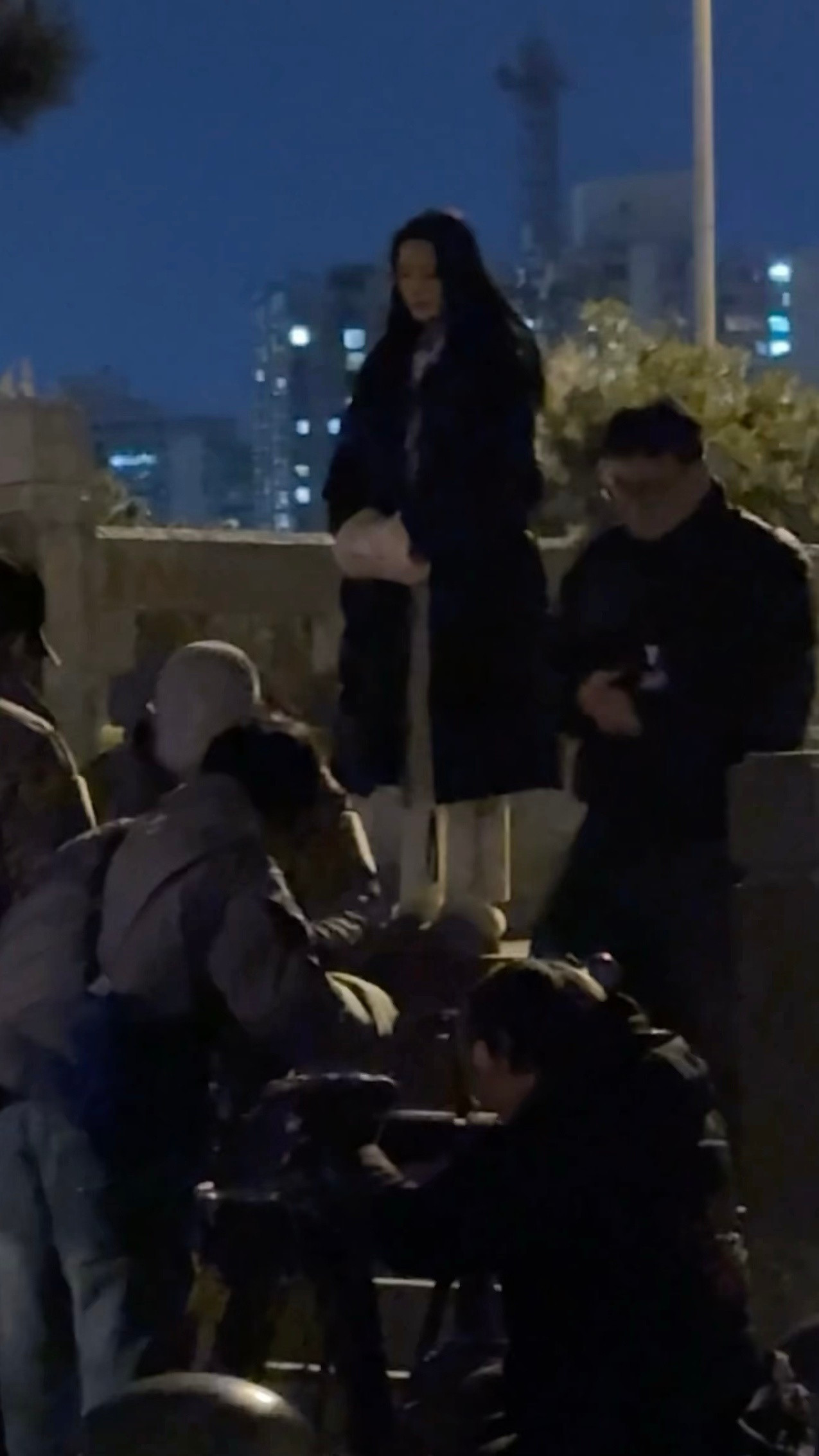 胡歌骑车载李沁路透偶遇胡歌李沁骑单车咱就说偶遇这种事情能不能让我来一次啊，有路