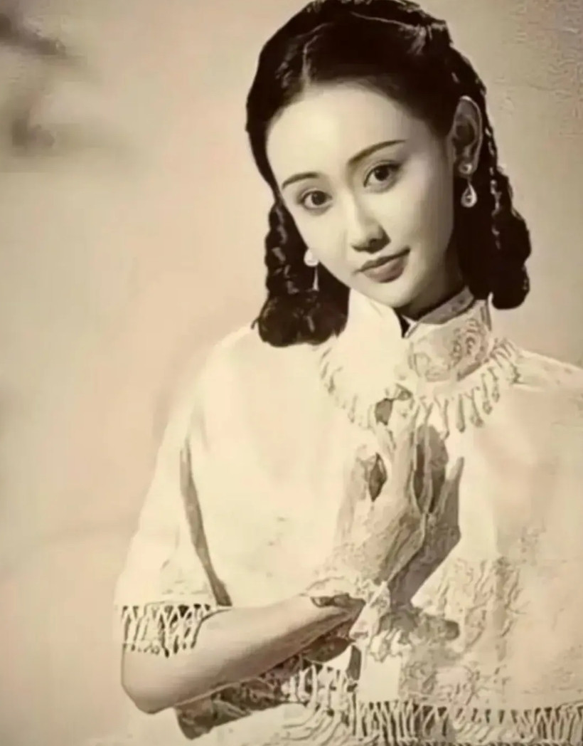 吴彦姝，1938年出生于广东省广州市，中国内地女演员、导演、一级演员。年轻时