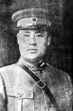 新中国成立那天，天安门广场上红旗飘扬，人声鼎沸。毛泽东主席站在天安门城楼上，庄严