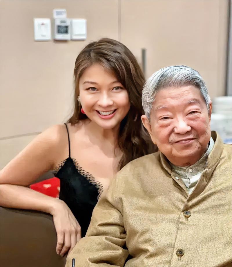 蔡澜一生情史丰富，女朋友几十个。这并非秘密，而是他自己在节目中坦言的