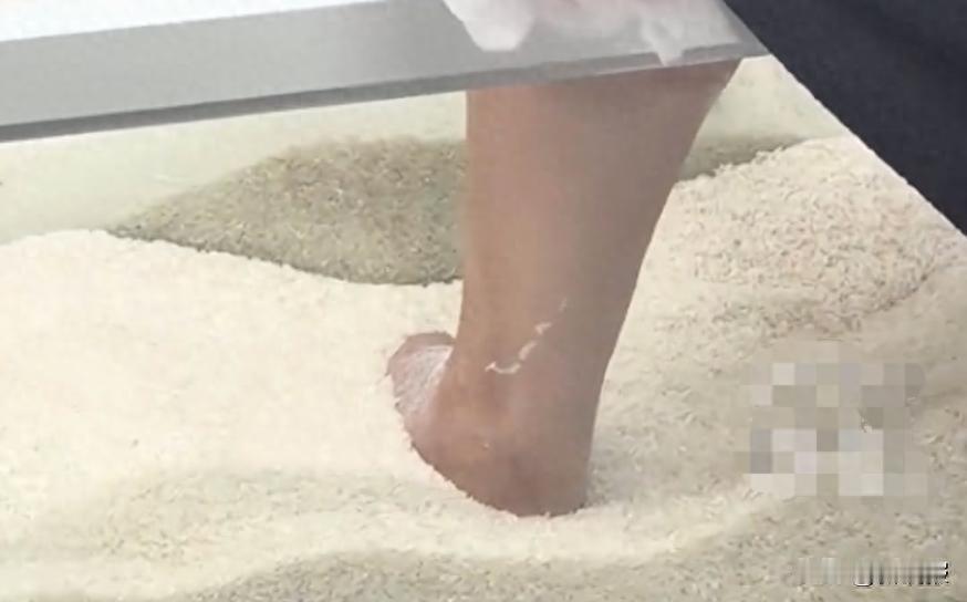 官方回应“广西女子光脚踩进超市散装大米中”：用时一天，排查到事发在一个乡村小超市