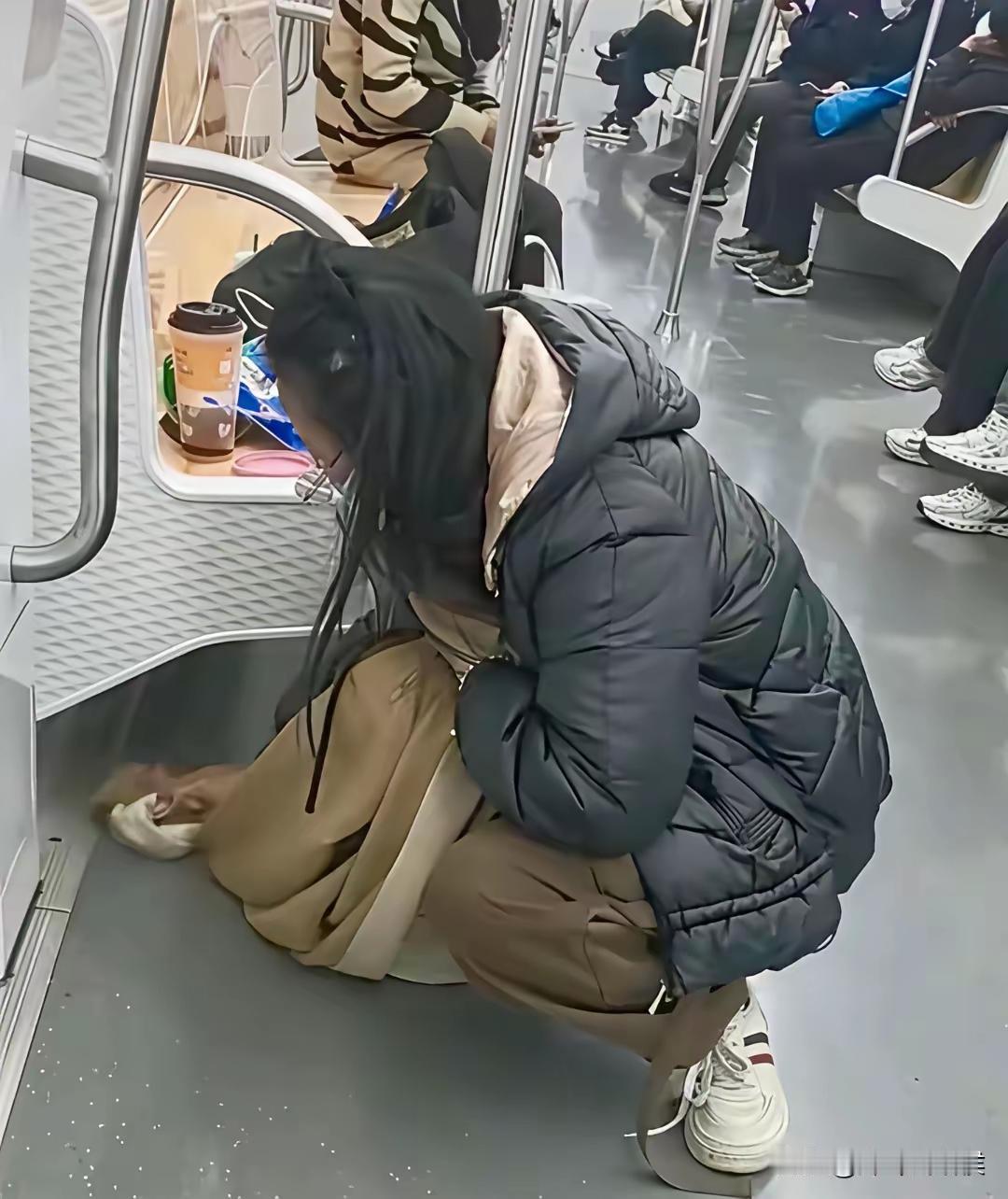 前几天，苏州地铁里一个视频，看暖了无数人。一个姑娘不小心打翻了奶茶，她没抱怨，没