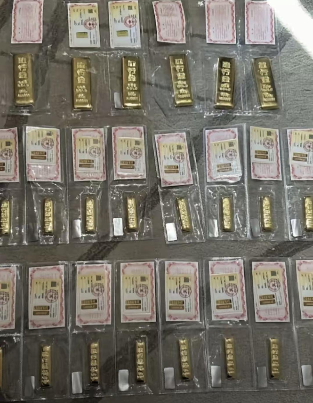 金价大跌，同事却默默买了20克，这操作真让人看不懂。我翻了翻新闻，说是1月底一