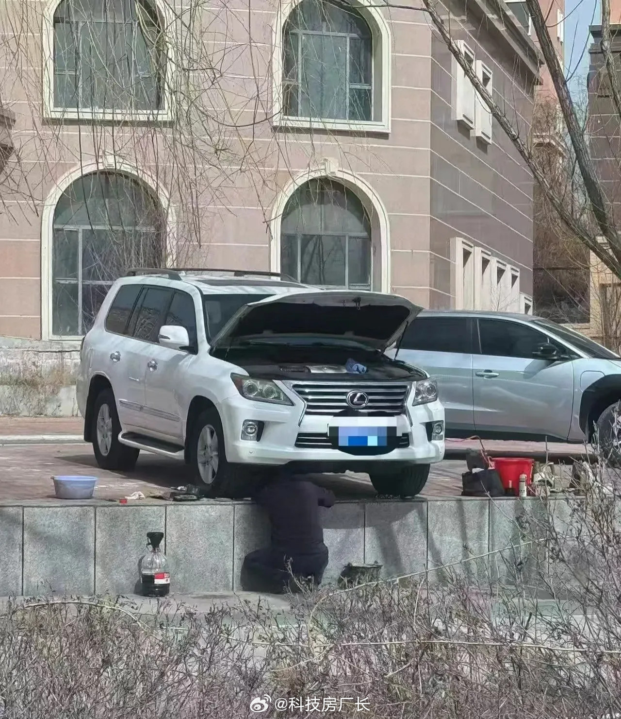 男人的梦想：一个车库，一个举升机，一个机床​​​