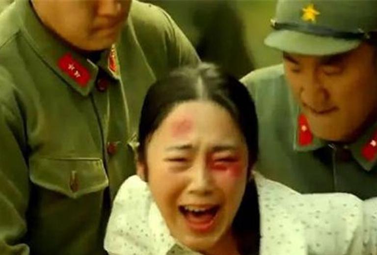 “她看上去很娇小，模样也清秀，也不知道怎么躲过了前面的清剿，看来自己的运气真是太