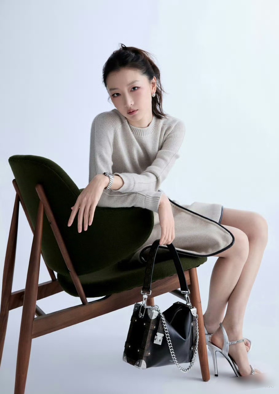 原来周冬雨真的可以手脚并用太完美