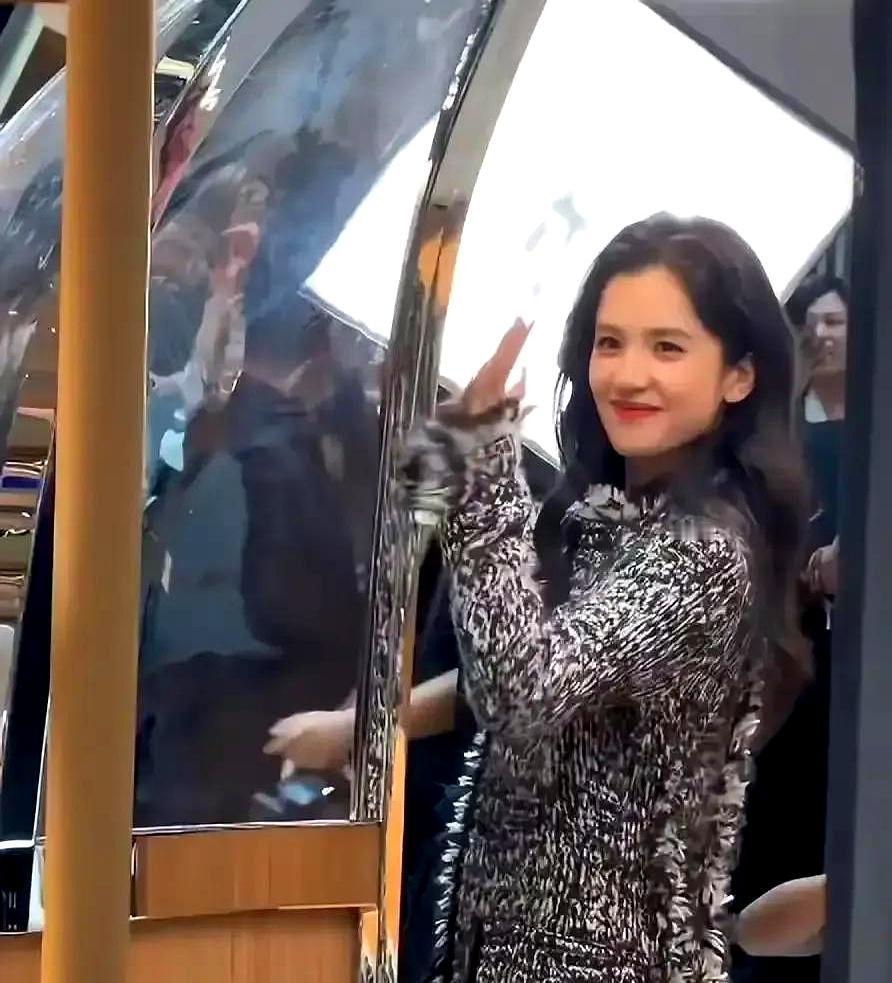 肖战张婧仪前后脚走进TOD'S澳门新店，黑西装和长裙一暗一亮，镜头直接炸锅。