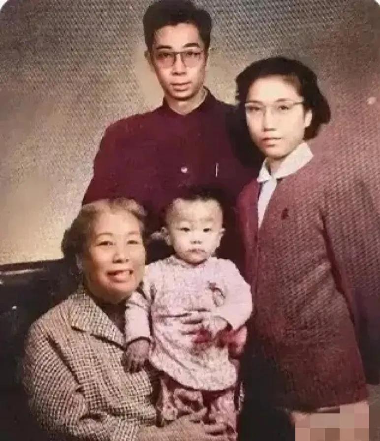 这张照片是鲁迅的妻子，儿子，儿媳和孙子，一家合影留念照。妻子许广平抱着孙子，笑