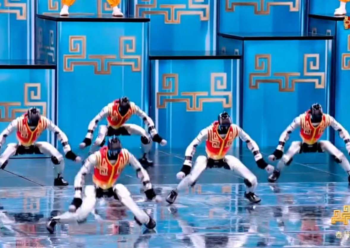 中国机器人到底是不是遥控的？这两年几乎成了固定争论。去年春晚，一个遥控器镜头被放