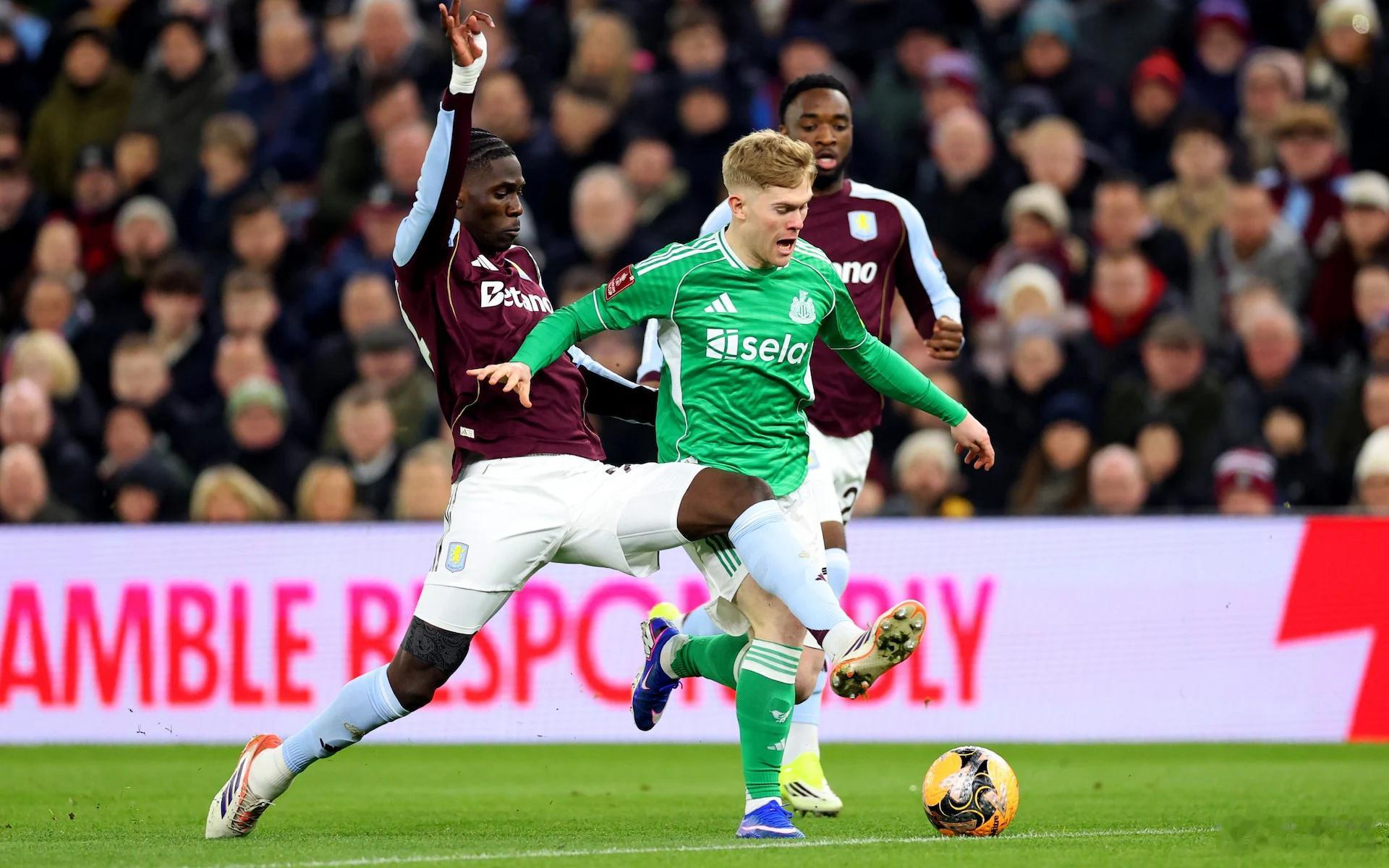 阿斯顿维拉vs纽卡斯尔图赫尔也来到维拉公园观看这场足总杯比赛。两队的英格兰国脚