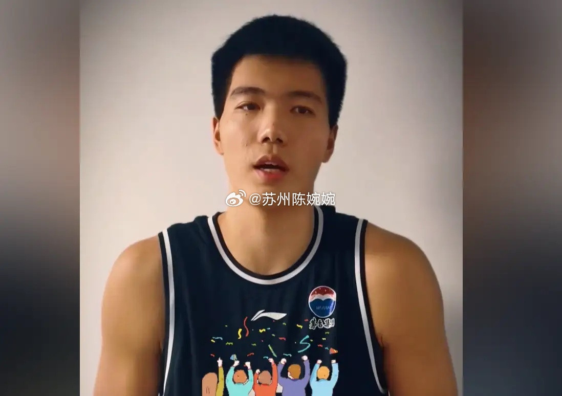 焦泊乔始料未及！据上海体育媒体人透露，上海男篮有意为王哲林引进一名内线作为替补，