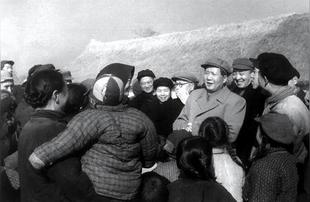 1929年，闽西牛牯扑村民不顾自己的安危救下毛主席。为回报陈添裕的恩情，主席眼含