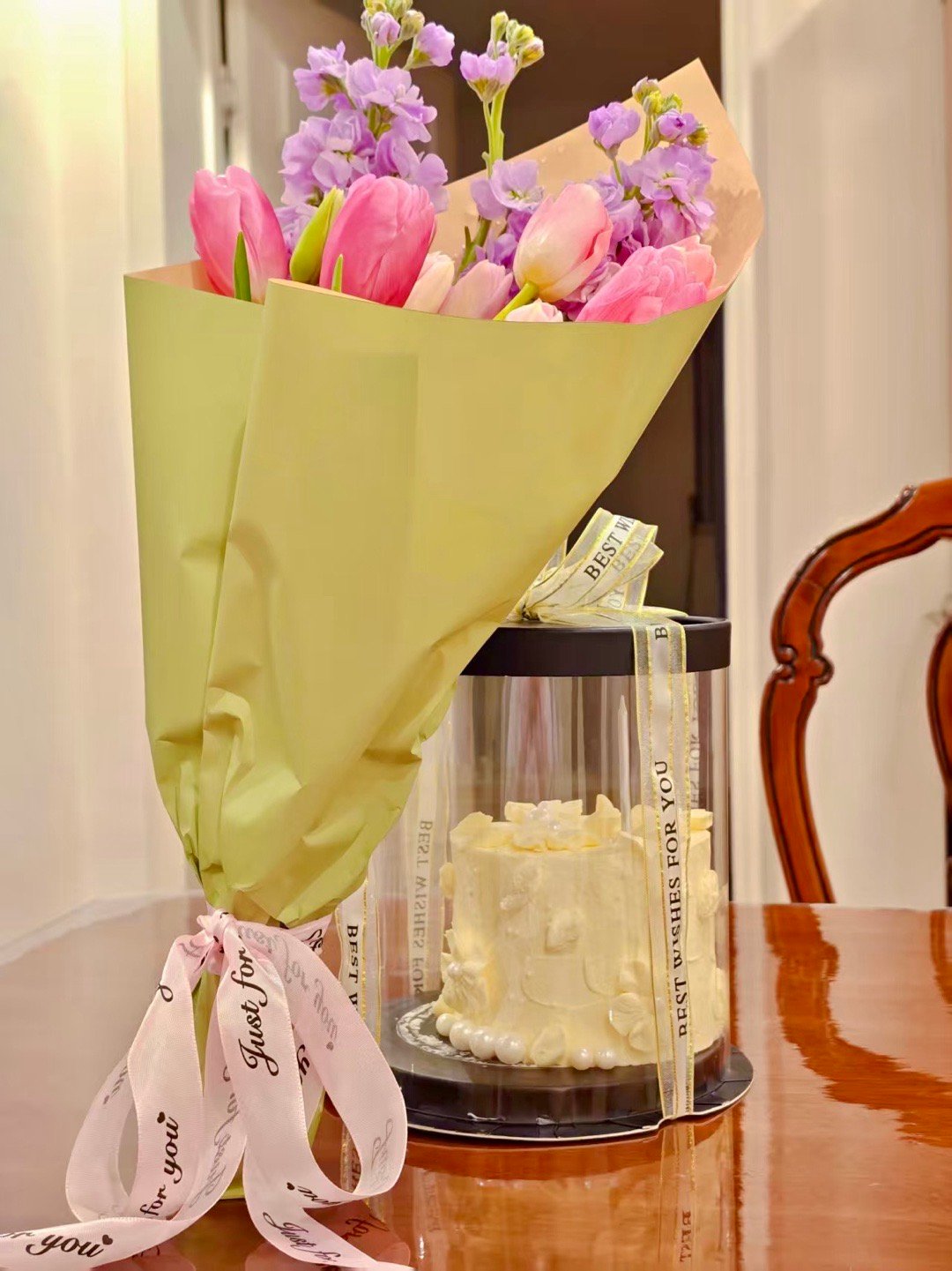 晚上给董秘买了3.8节的蛋糕（打折的）和鲜花（买蛋糕送的）。这家庭帝位如何？