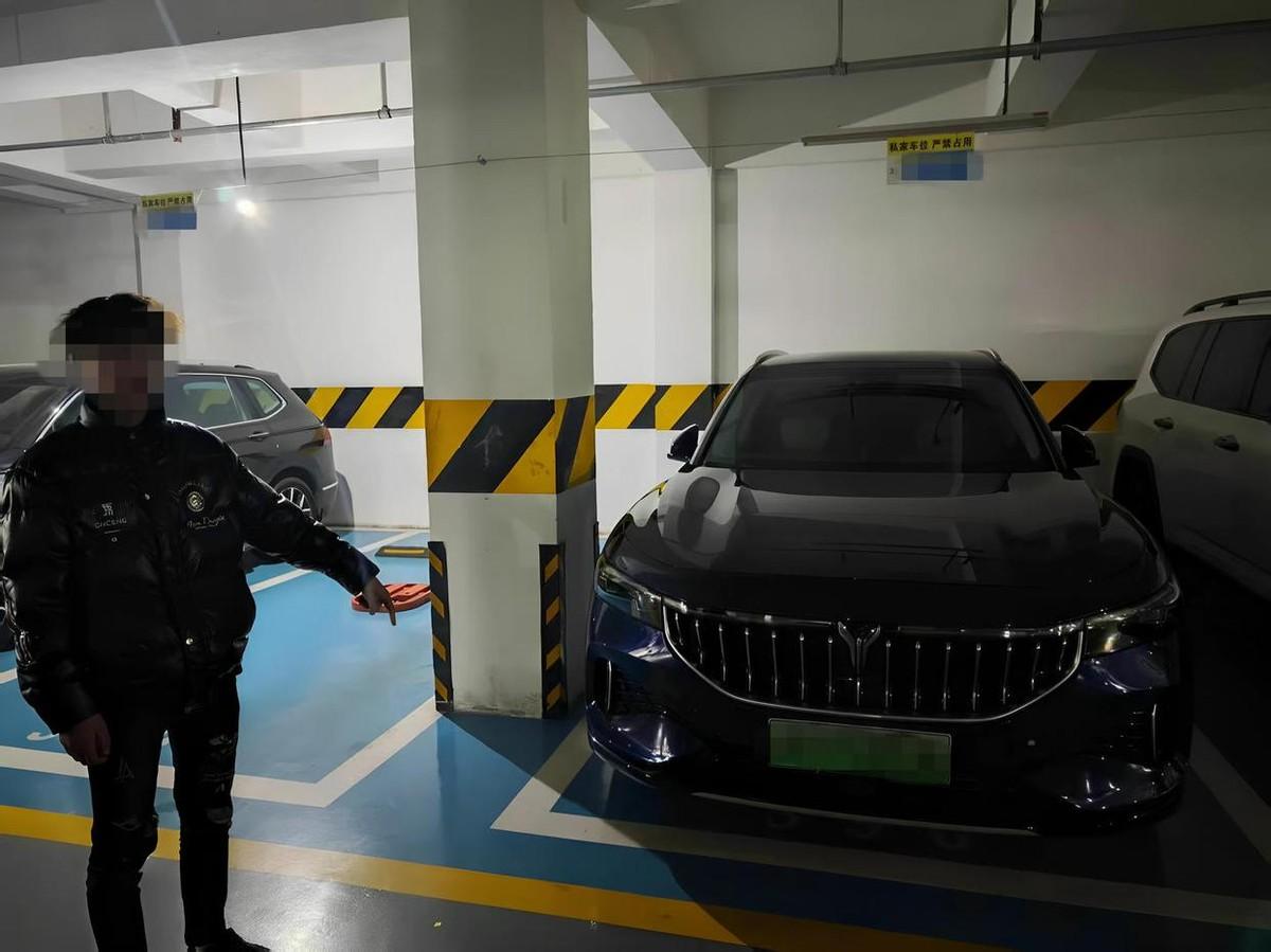 “大意了！”今年1月，四川资阳，一车主准备出门时，却发现自己停的车，位置变了，车