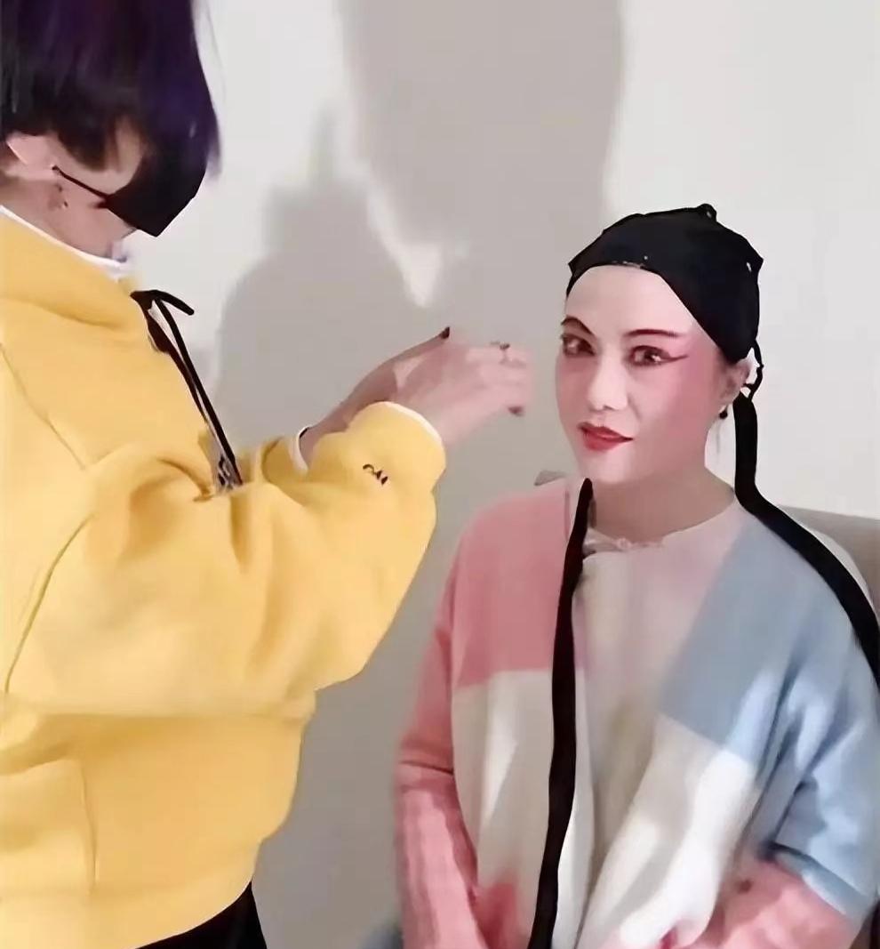 杨振宁为翁帆庆生办昆曲派对，廿年相濡以沫诠释真爱无界。翁帆今年49岁生日时，杨
