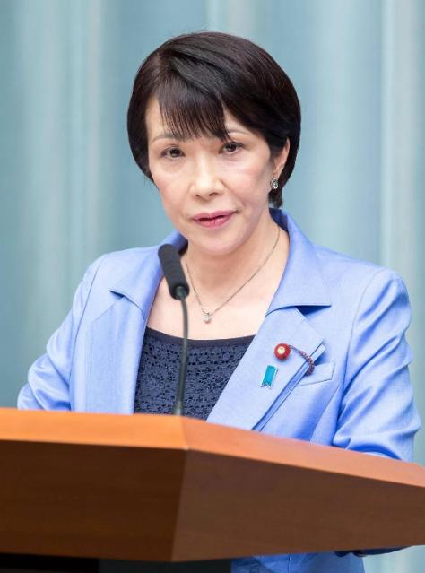 日本这回是真有点坐不住了。 一边是高市早苗的支持率一路往下掉，从上台之初接近