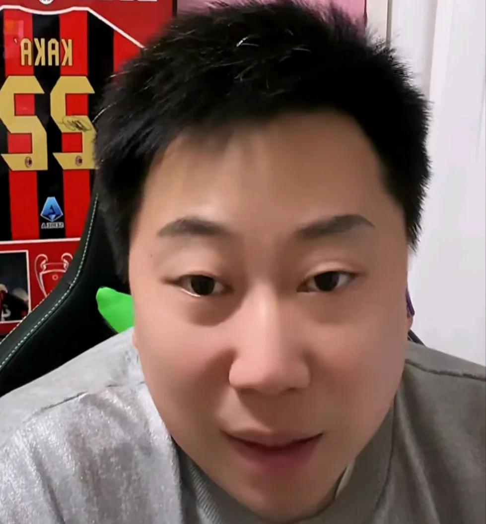 媒体人李宝库嘲笑了上海海港。他表示上海海港已经沦落到靠裁判帮忙都会输球的地步了。