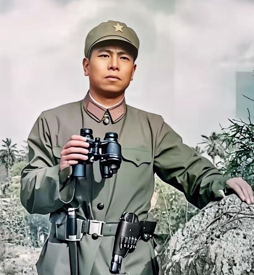 1981年，41军侦察连连长崔英顺牺牲前的留影，他手持望远镜，正仔细观察对面越军