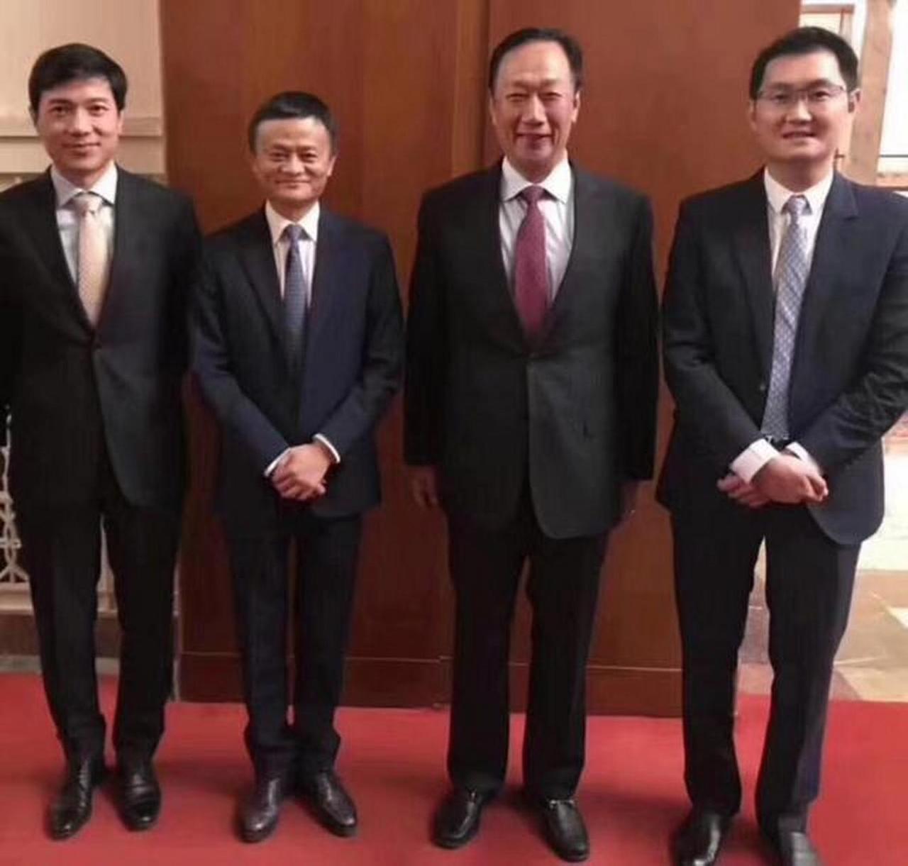 四位大佬的早年合影，系着淡香槟色领带的是李彦宏，‌系着藏青调暗蓝领带的是马云，系