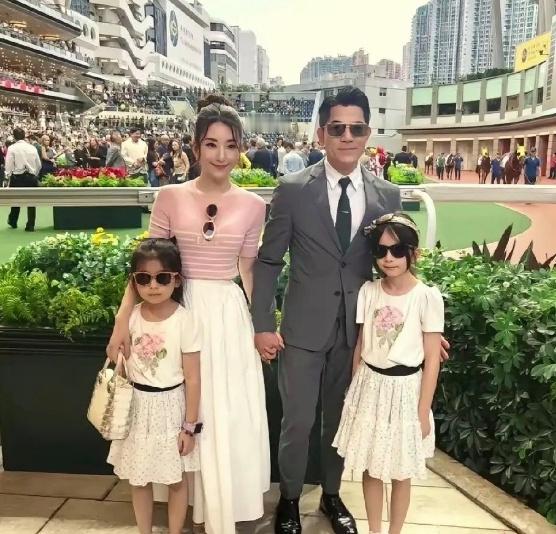 很难想象舞台上风光无限的郭富城，年过六十还在不停巡演奔波。一大家七口人...