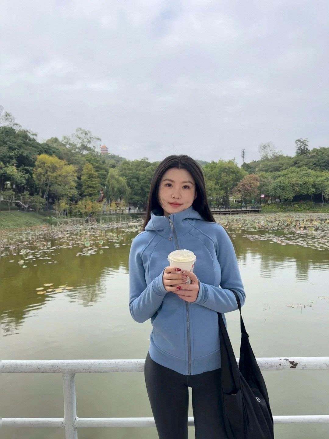 在湖边享受一杯咖啡的宁静时光