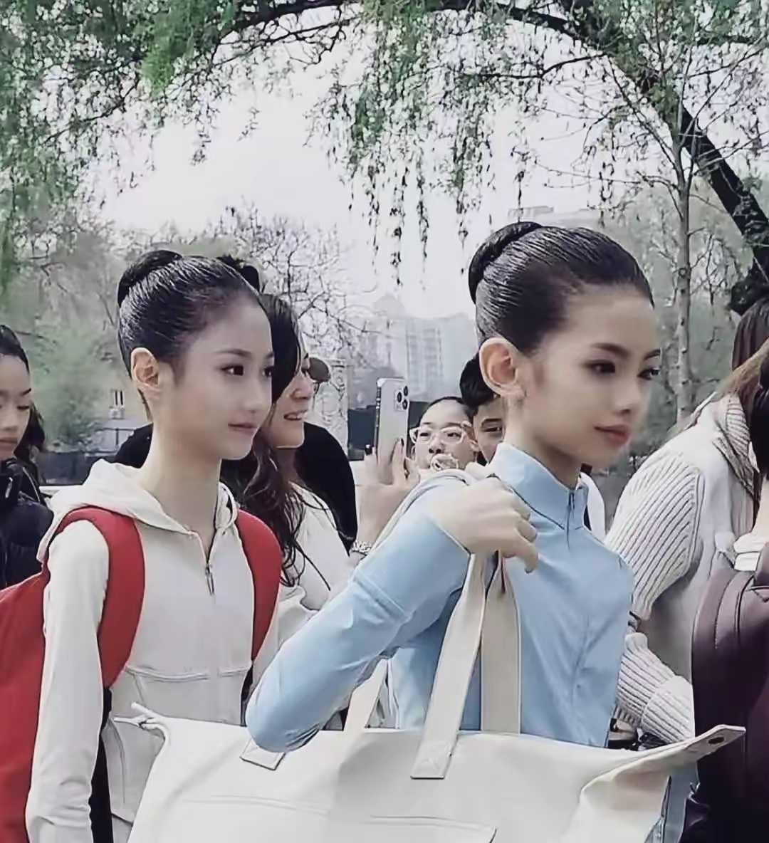 北戏招生的现场，两个小姑娘真是美得不行！天哪，要是我有这么漂亮的女儿，估计做梦