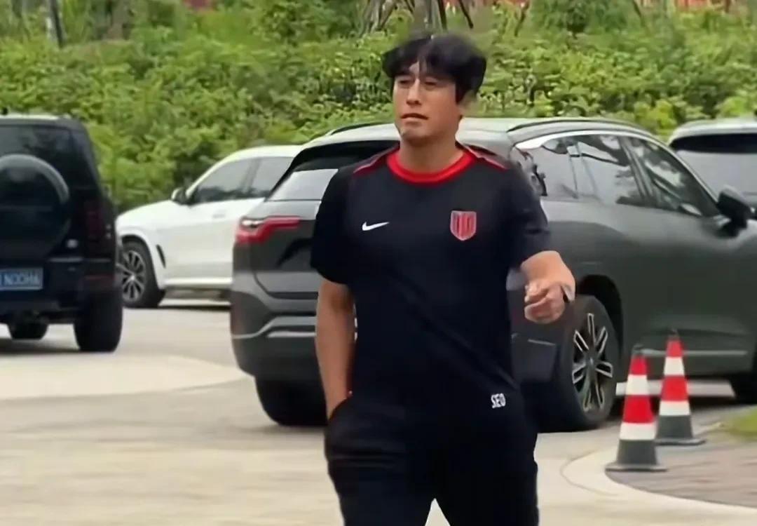 国足迎来好消息，中国足协机会来啦！成都蓉城主帅和俱乐部不和，成都蓉城不想续约徐正