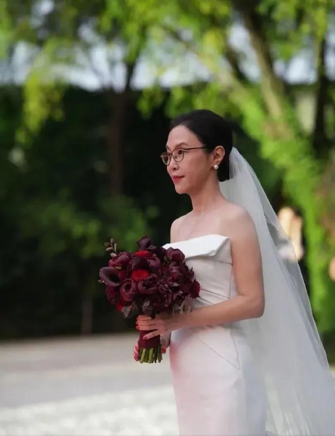 李国庆赚大了！8月21号，刚办完婚礼没几天，张丹红就扔出婚礼照，配文里“用余