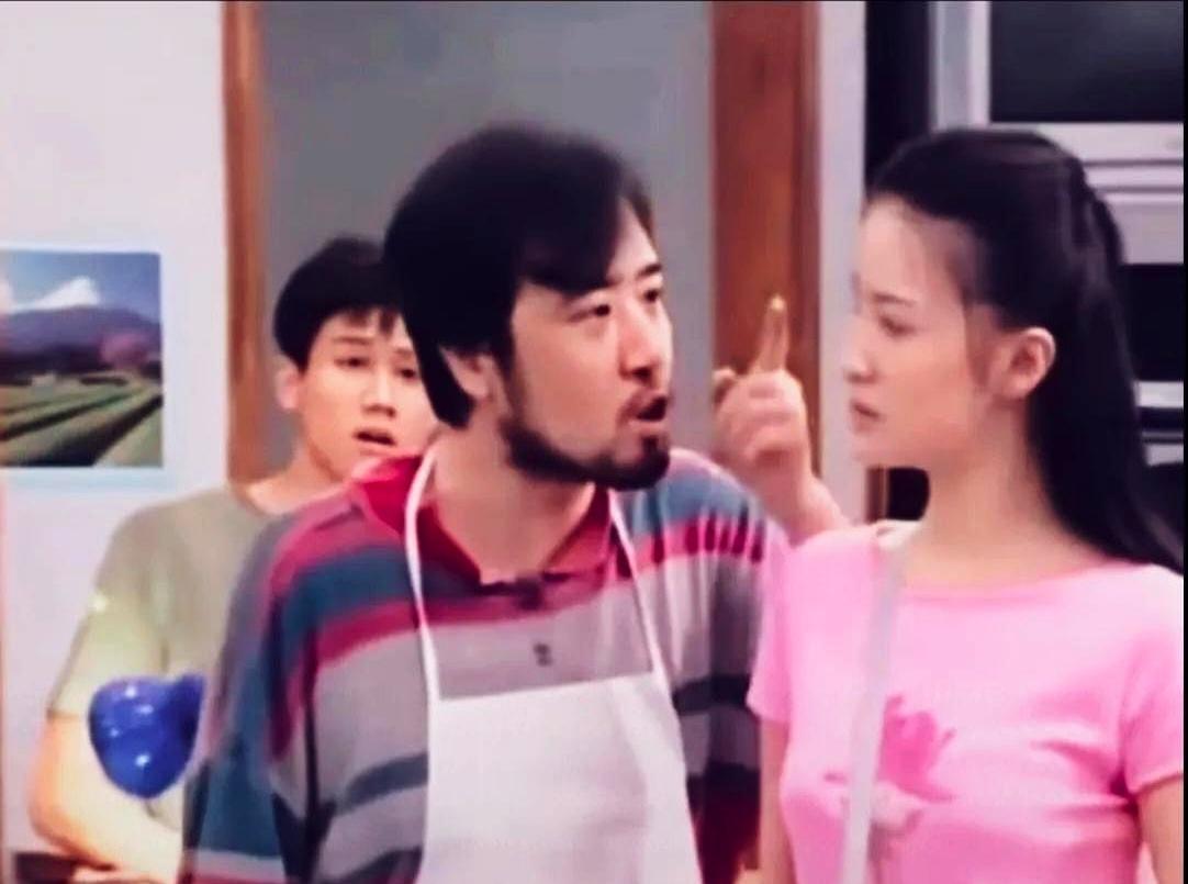 十年前，于和伟满脸胡茬演屠夫，宋佳一脸甜笑当花瓶。十年后，他把胡子一剃成