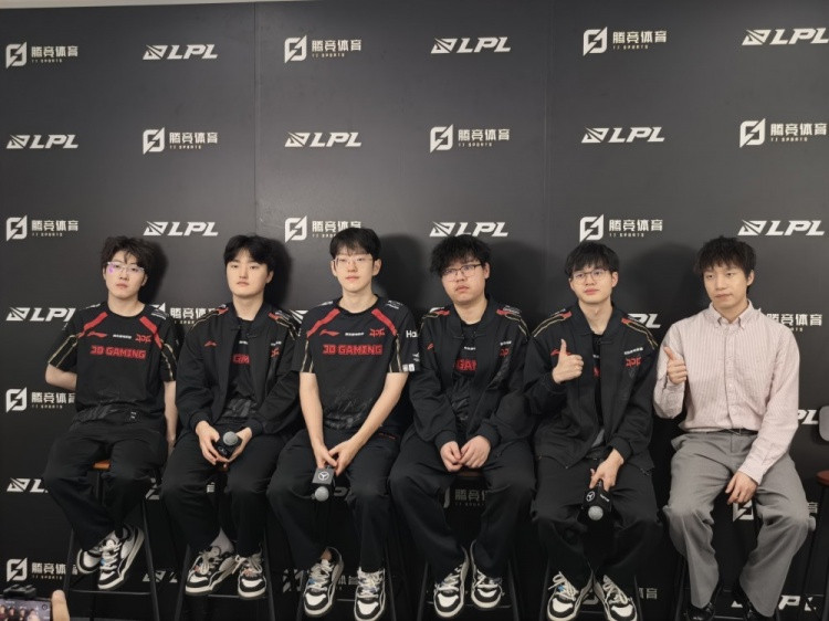 JDG赛后群访 问题直指教练BP Peyz: 后三局下路的选角一般般