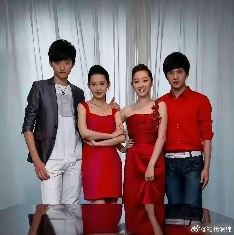 谁敢想当年的这四个小孩儿，现在已经火得不得了了哦。。