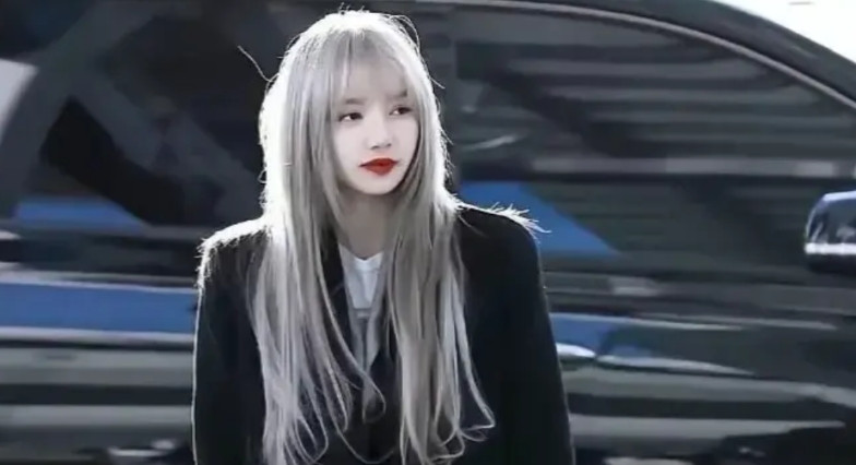 左边的Lisa—清纯如初恋右边的Lisa—仿若黑人大妈。不得不说，南韩的妆造