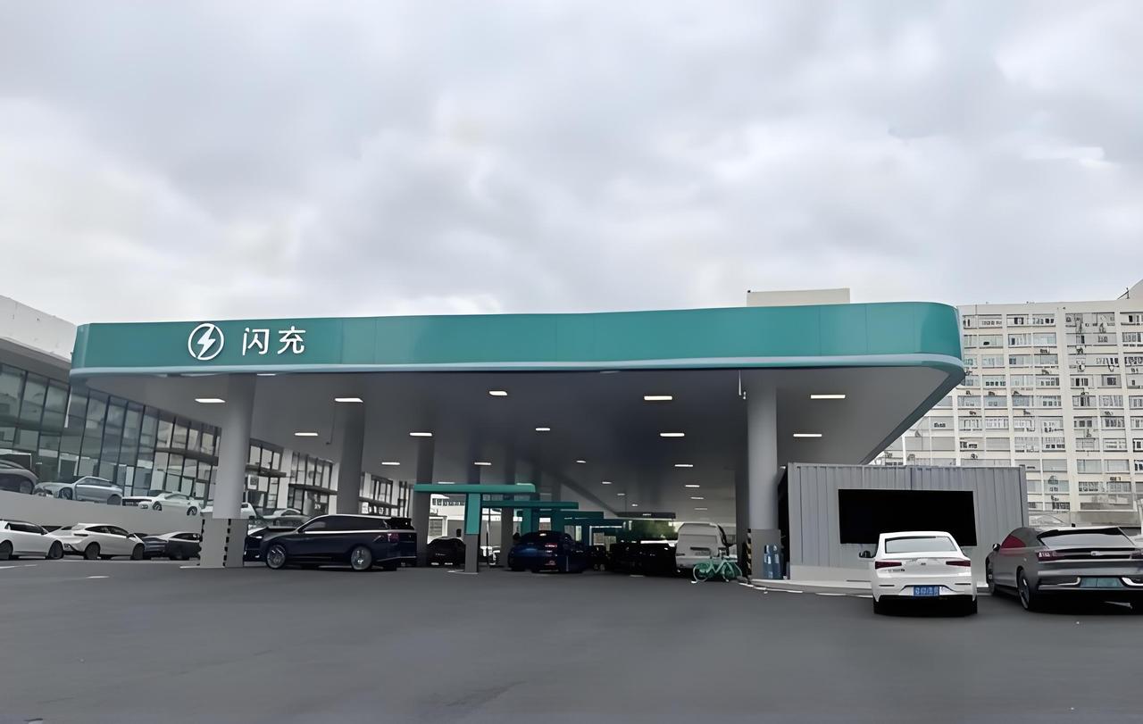 比亚迪进军超充站建设，这必将是纯电车一个划时代的发展。超充需要汽车和充电站同时