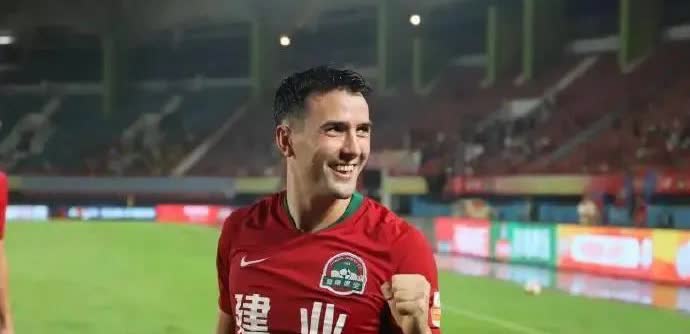 在河南的时候也没感觉周有多强，只是中场扫荡腿，并不如后来的德尼奇表现抢眼，年薪才