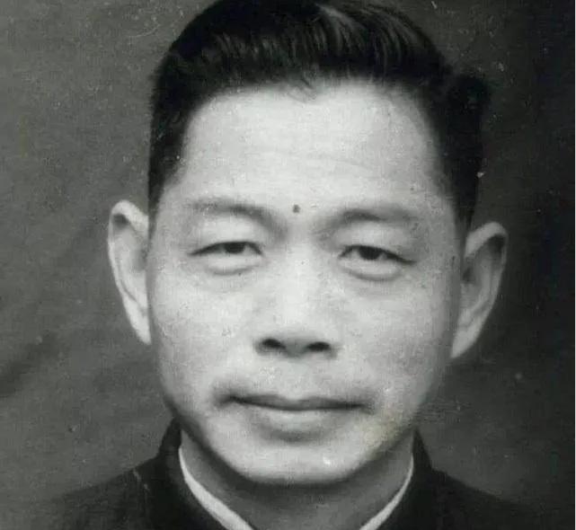 1964年10月16日下午，青岛太平路公共厕所的扫帚突然掉在地上。57岁的清