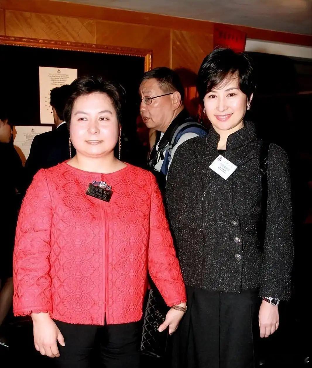 查了下何超蕸，不查不知道，一查惊到我了，难怪她长得既不像父亲何鸿燊，也不像母亲蓝