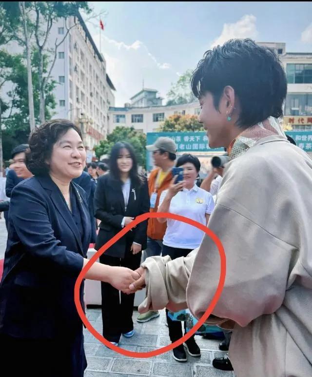 不查不知道，一查吓一跳丁真可真是不一般呐丁真在云南有幸见到华部长，还受到外交
