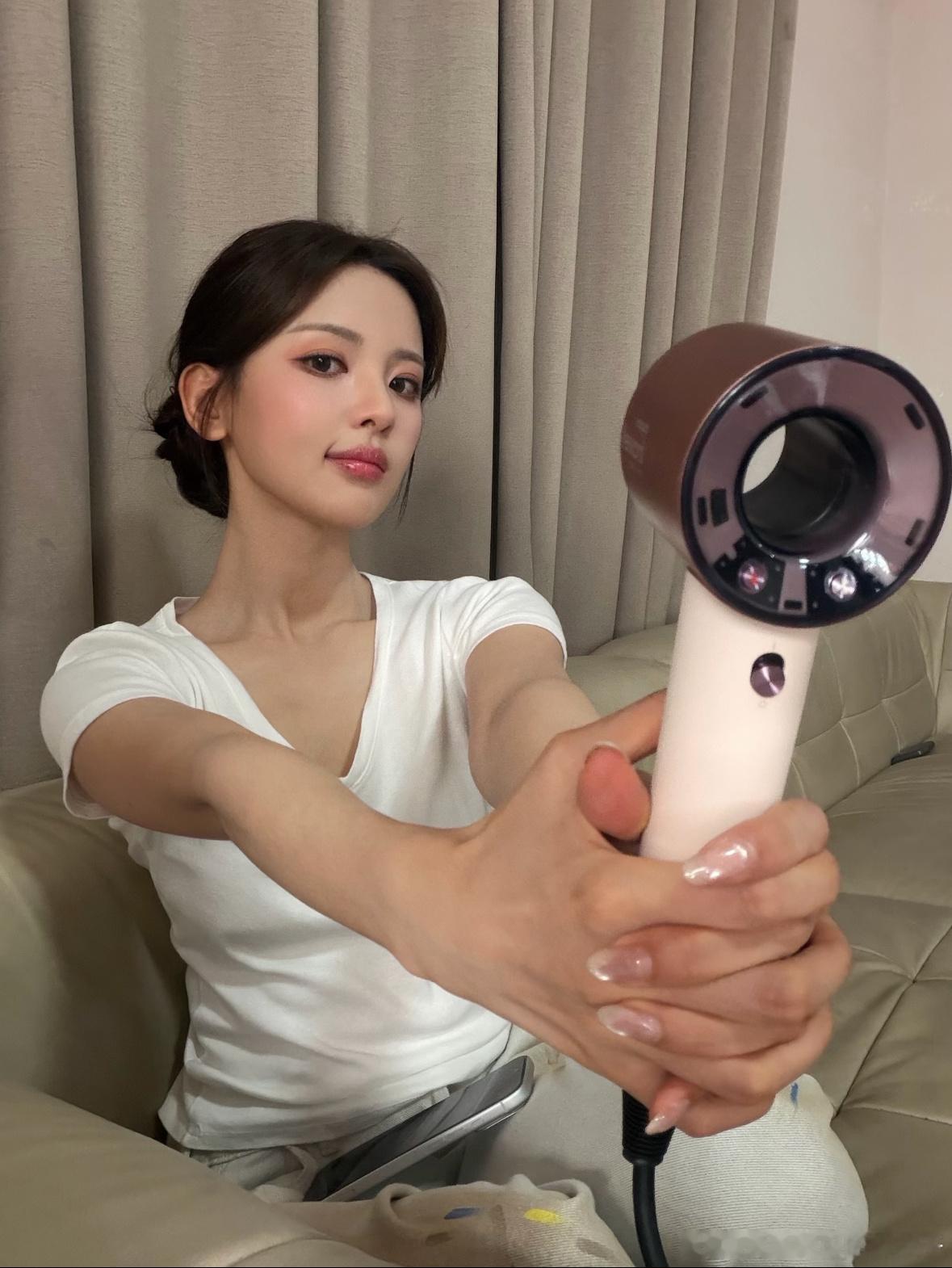 明越夜怎么回事儿~最近都没赶上热乎的刚把耳机🎧的糖补上🍬你们告诉我🎀吹
