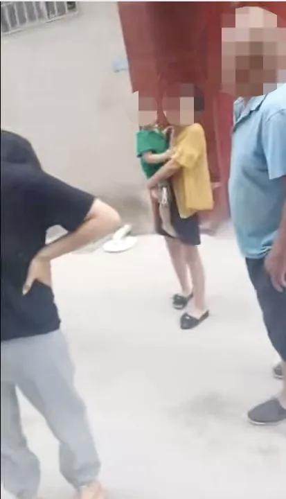 “必须严惩”！山东临沂，一35岁单身女子，本来生活很安稳，谁料，男邻居知道她的手