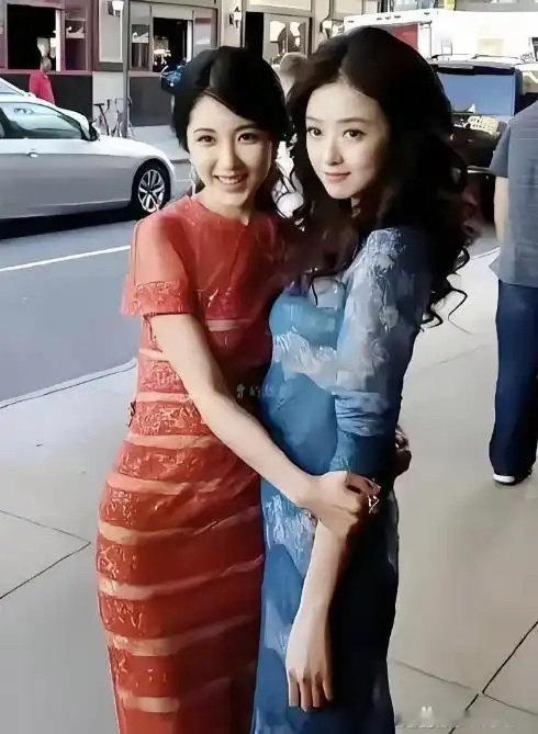 曾黎的美貌是中戏时期全班公认的，秦海璐爆料：曾黎走过操场，男生都要围观，天生的校花脸，骨相绝佳。蒋欣