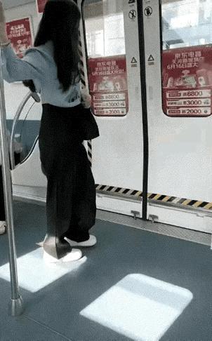 这事有点意思。地铁到站，一个女乘客匆忙下车，身上掉下个黄色的小物件。后面一位