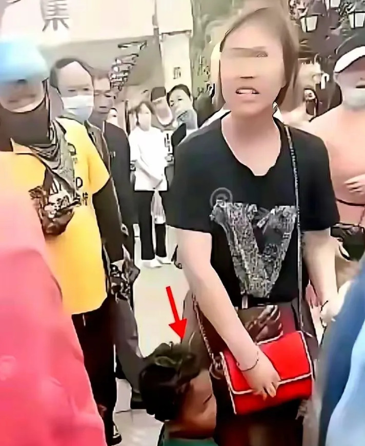 下图这个女人，带着一个和黑人生的混血儿来相亲，据说还要求对方全款买车买房，我不知