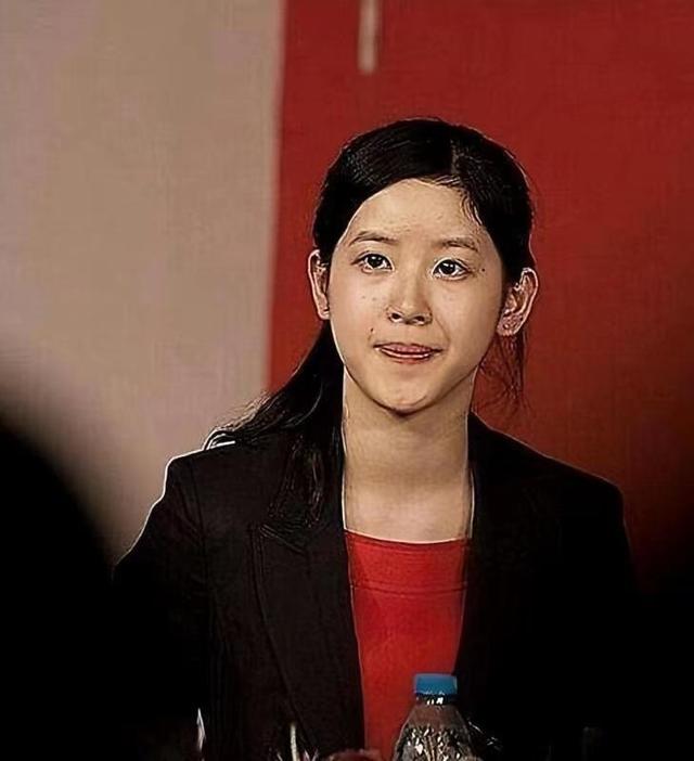 章泽天在大学期间素颜照！满脸雀斑还单眼皮，与现在简直判若两人