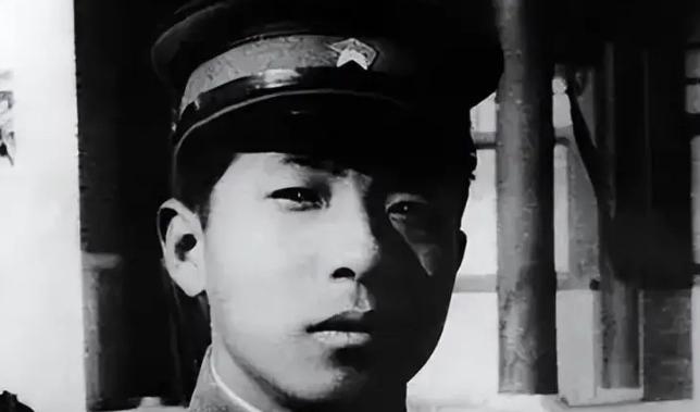 杨宇霆身边随时跟着一个全副武装的警卫连，这些人都是死忠心腹，个个带枪。27岁的张