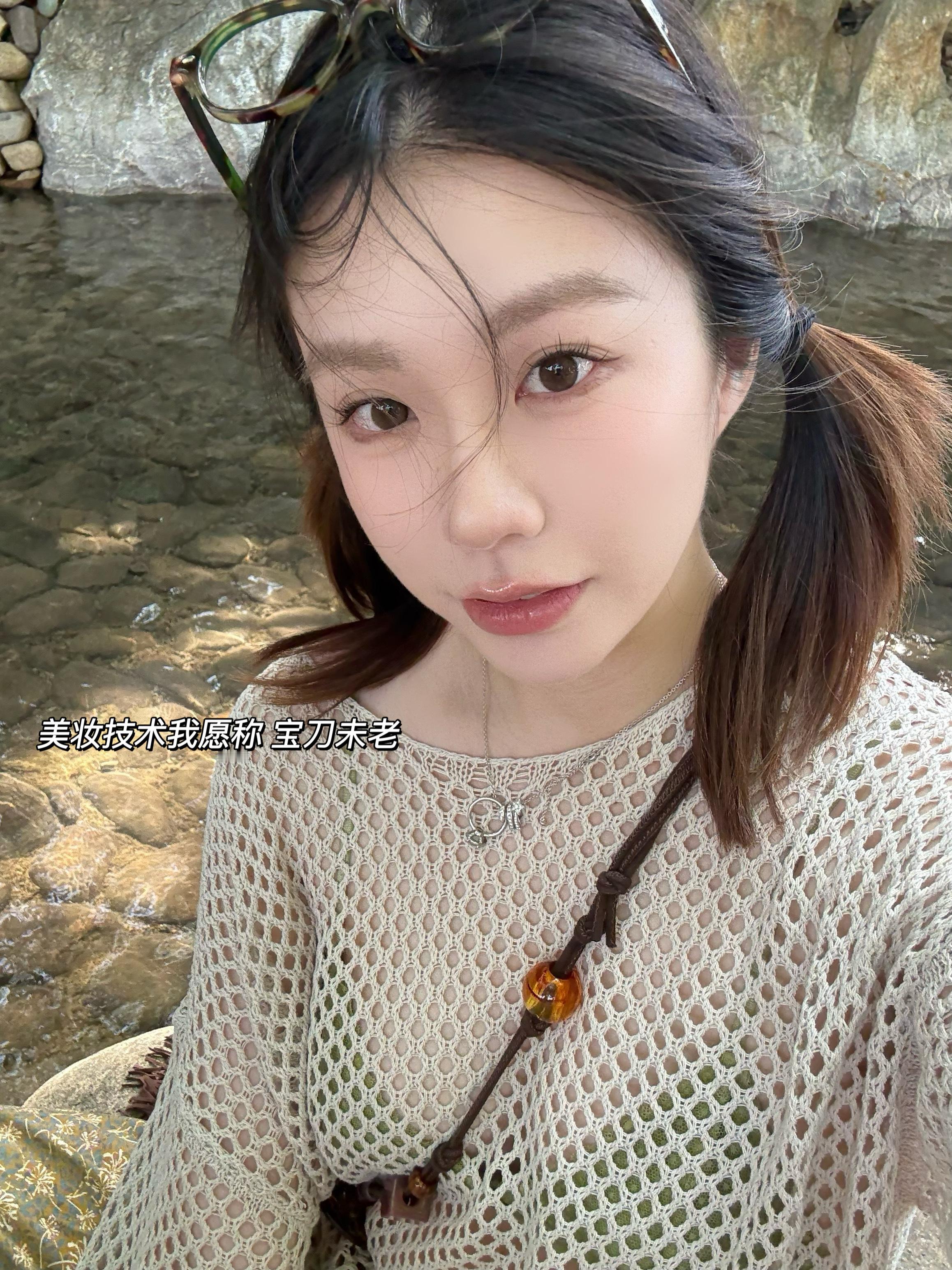 美女遛娃​​​