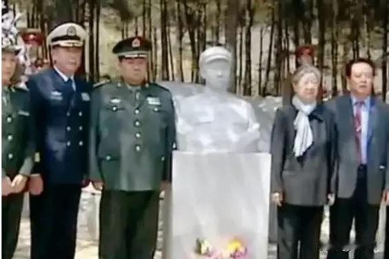 毛新宇与记者对话记者：去看毛岸英烈士，对他讲的最多的是什么？毛新宇：对他说的