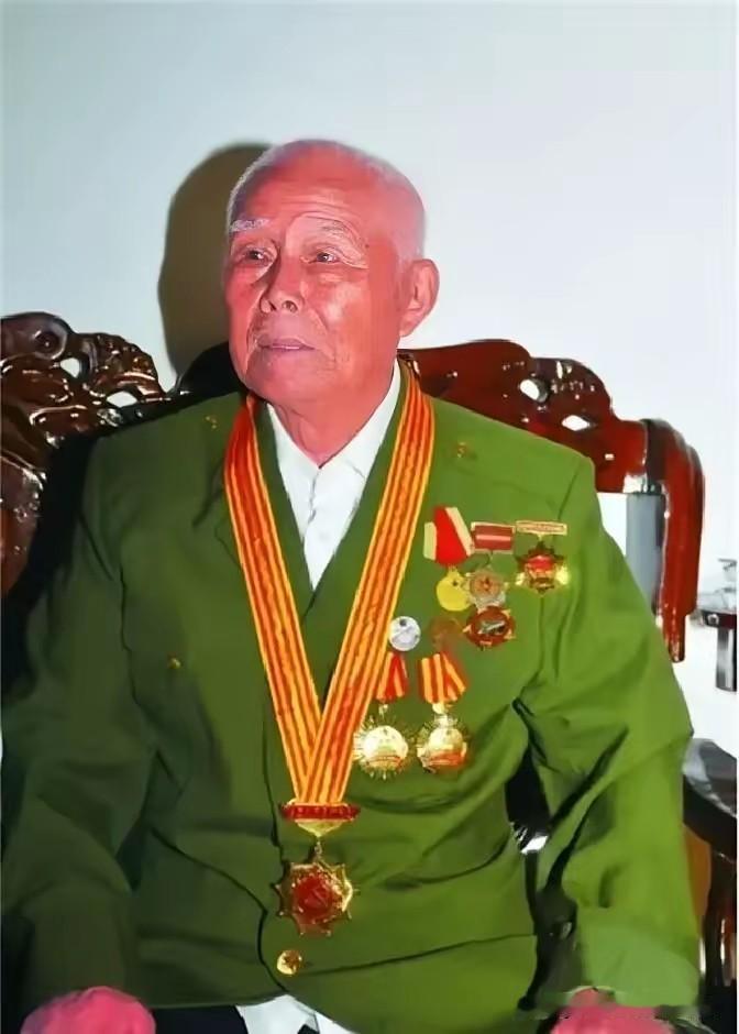 1956年，一名解放军少尉副连长脱下军装转业，进入福建厅属建筑公司担任保卫科干事